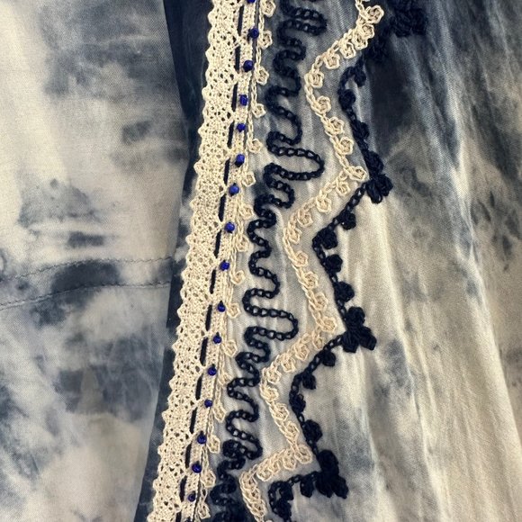 Skemo Blue and White Tie-dye Embroidered Kimono - Picture 7 of 8